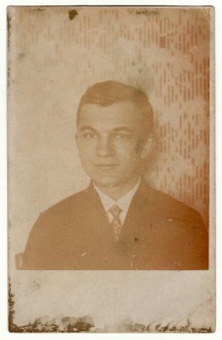 Vintage fotoğraf adam gösterir - portre. Retro siyah ve beyaz fortgrafi.