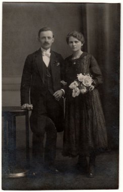 Vintage fotoğraf bir fotoğraf stüdyosunda bir çift gösterir. Sepya etkisi ile retro siyah ve beyaz fotoğrafçılık.