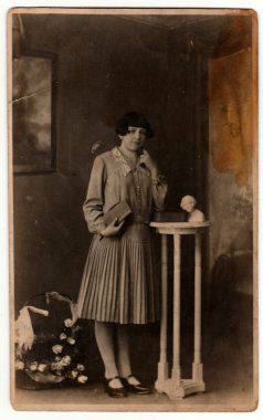 Vintage fotoğraf bir fotoğraf stüdyosunda kadın gösterir. Sepya etkisi ile Retro siyah & beyaz stüdyo fotoğrafçılığı.