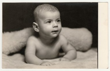 Vintage fotoğraf erkek bebek gösterir - yürümeye başlayan. Fotoğraf albümünden alınan orijinal retro siyah beyaz fotoğraf. Postprocess yok