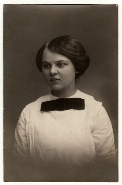 Vintage zdjęcie pokazuje kobieta-portret w studiu fotograficznym. Kobieta z Edwardian fryzura. Retro czarny & biały Studio Fotografia z Sepia efekt. — Zdjęcie stockowe