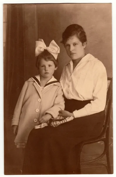 Vintage φωτογραφία δείχνει γυναίκα με τη μικρή κόρη της. Ρετρό μαύρο & λευκό στούντιο φορτογραφία. — Φωτογραφία Αρχείου