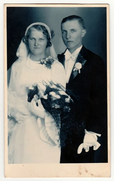 Vintage foto toont jonggehuwden. Retro zwart & witte studio fotografie. — Stockfoto