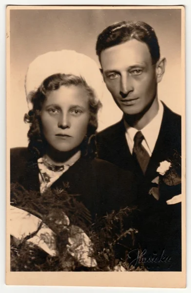 Vintage photo shows newlyweds. Retro black & white studio photography. — Stock Photo, Image