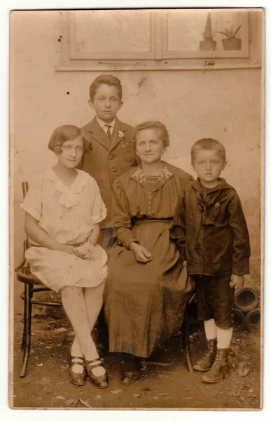 Foto de la vendimia muestra la polilla y sus hijos posan fuera. Fotografía en blanco y negro retro con efecto sepia . — Foto de Stock