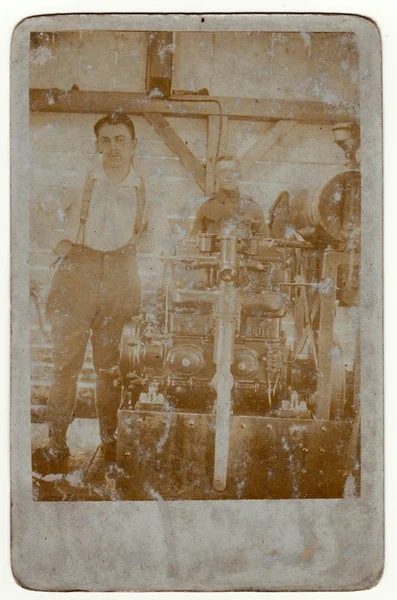 빈티지 사진은 공장에서 노동자를 보여줍니다. 복고풍 의 흑백 사진. — 스톡 사진