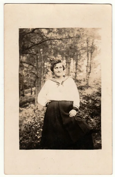 Vintage photo shows woman outside. Retro black & white studio photography with sepia effect. — Stock Photo, Image