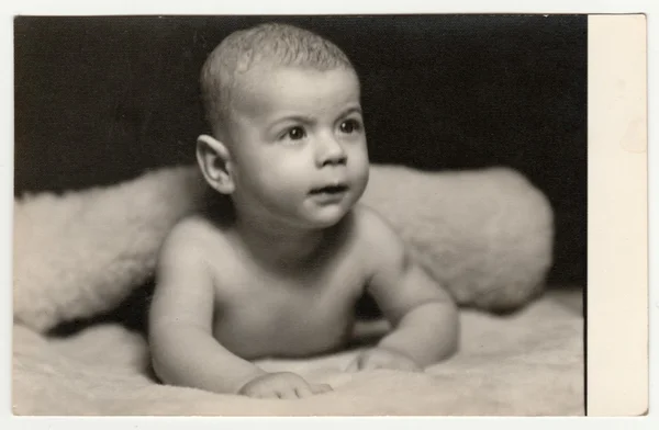 Foto vintage muestra bebé niño - niño pequeño. Fotografía en blanco y negro retro original tomada del álbum de fotos. No hay postproceso —  Fotos de Stock