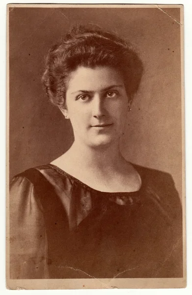 Vintage photo shows woman - portrait in a photography studio. Woman with Edwardian hairstyle. Retro black & white studio photography with sepia effect. — Stock Photo, Image