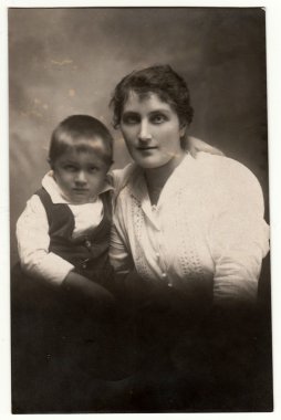 Vintage fotoğraf annesi ile küçük bir çocuk gösterir. Retro black & white stüdyo fotoğrafçılığı.