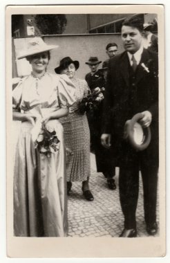  Vintage fotoğraf yeni evliler düğün töreninden gitmek gösterir. Retro black & white stüdyo fotoğrafçılığı.