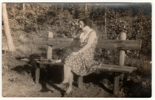 Foto vintage mostra mulher senta-se no banco de madeira no parque. Retro preto & fotografia branca . — Fotografia de Stock