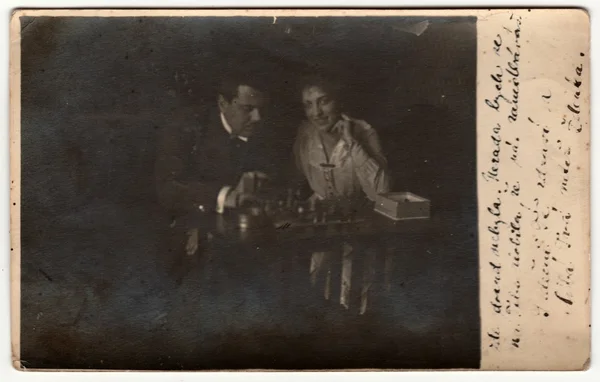 Photo vintage montre un couple joue aux échecs. Photographie rétro noir et blanc. Photo prise dans l'Empire austro-hongrois ou aussi dans la monarchie austro-hongroise . — Photo