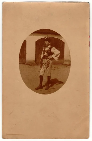 Foto de la vendimia muestra a un niño joven lleva traje popular tradicional de Moravia. Fotografía en blanco y negro retro. Foto tomada en Imperio Austro-Húngaro o también Monarquía Austro-Húngara . — Foto de Stock