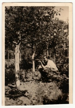 Vintage fotoğraf adam tüfek tutar gösterir. Retro siyah & beyaz fotoğraf.