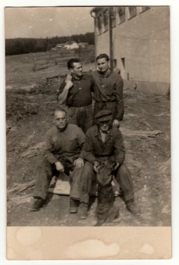 Vintage fotoğraf işçi bir grup gösterir (emekler) açık pozlar. Retro siyah & beyaz fotoğraf.