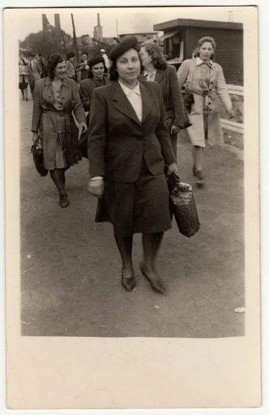 Vintage φωτογραφίες δείχνει ότι οι γυναίκες πηγαίνουν από τη δουλειά. Ρετρό μαύρη & λευκή φωτογραφία. — Φωτογραφία Αρχείου