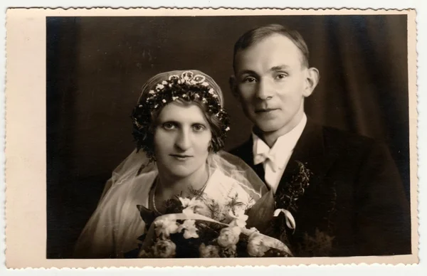 Vintage photo shows newlyweds. Bride wears tiara. Retro black & white photography. — Stock Photo, Image