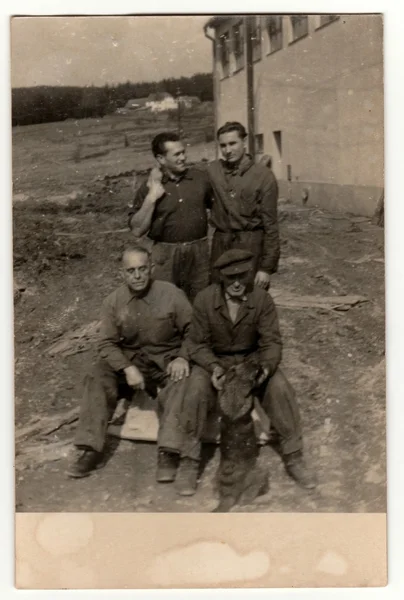 Foto vintage mostra um grupo de trabalhadores (trabalhos) posa ao ar livre. Retro preto & fotografia branca . — Fotografia de Stock