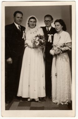 Vintage fotoğraf nedime ile yeni evliler ve gelin adam gösterir. Retro siyah & beyaz fotoğraf.