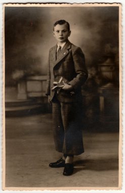 Vintage fotoğraf çocuk bir fotoğraf stüdyosunda poz gösterir. Retro siyah & beyaz fotoğraf.