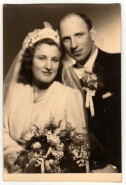 Vintage fotoğraf yeni evliler düğün töreninden sonra poz gösterir. Retro black & white stüdyo fotoğrafçılığı.