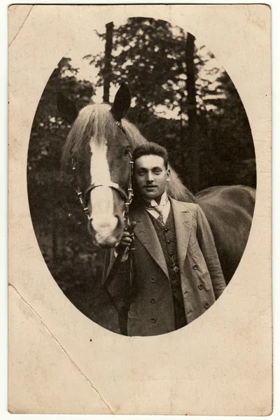 Une photo vintage montre un gentleman avec un cheval. Photographie rétro noir & blanc . — Photo