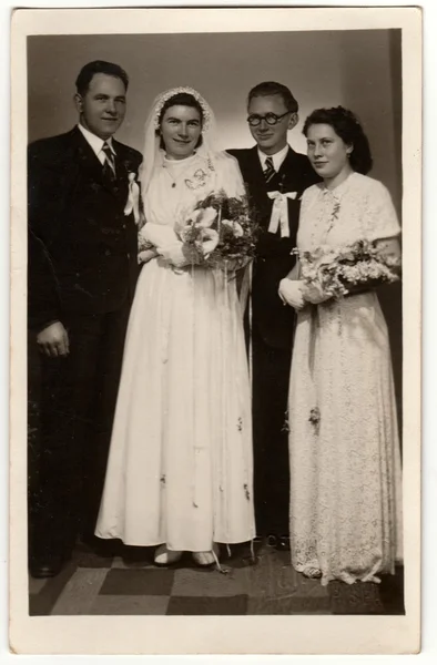 Foto vintage muestra recién casados y dama de honor con dama de honor. Fotografía en blanco y negro retro . — Foto de Stock