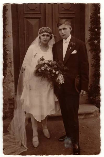 빈티지 사진 쇼 신혼 부부는 결혼식에서 이동합니다. 복고풍 의 흑백 사진. — 스톡 사진