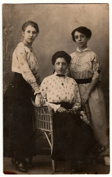 Foto vintage muestra a las niñas con la pose de peinado eduardiano en un estudio de fotografía. Fotografía en blanco y negro retro . — Foto de Stock