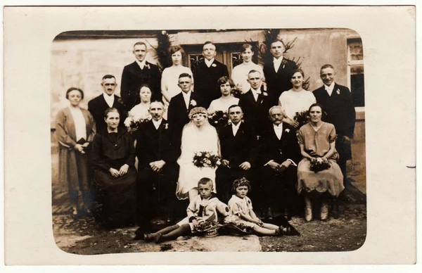 Vintage zdjęcie pokazuje nowożeńcy, druhny, bridesmen i innych gości weselnych. Retro czarny & biały Fotografia. — Zdjęcie stockowe