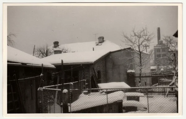 Foto vintage muestra la casa y el patio trasero en invierno. Fotografía en blanco y negro retro . — Foto de Stock