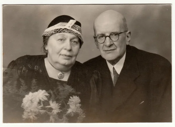 Vintage photo shows a married couple - silver wedding (anniversary). Retro black & white studio photography. — Stock Photo, Image