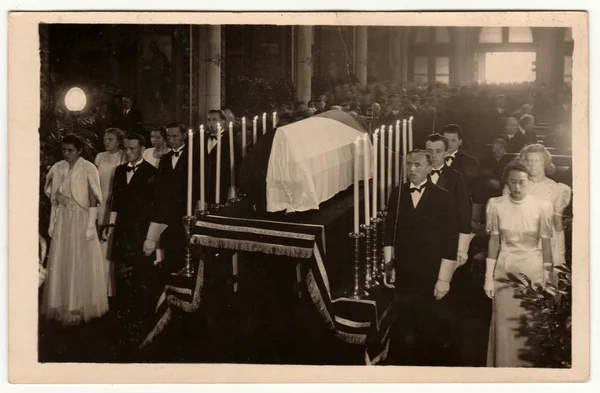ヴィンテージ写真は、カレル・ハイネク・マチャ(有名なチェコの詩人)の葬儀を示しています。レトロな白黒写真. — ストック写真