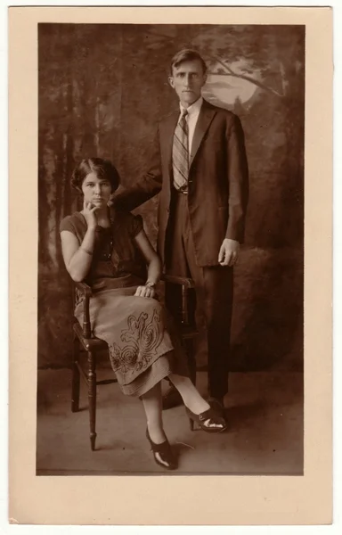 Vintage photo shows a young couple. Retro black & white studio photography. — Stock Photo, Image