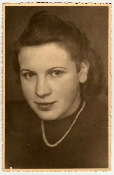 Foto vintage mostra o retrato de uma jovem. Retro preto & branco estúdio de fotografia . — Fotografia de Stock