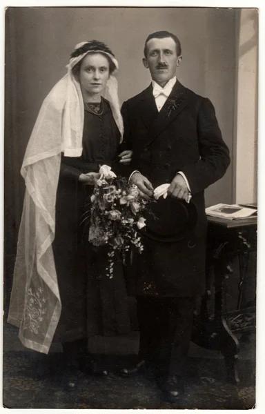 Foto vintage mostra recém-casados. A noiva usa um longo véu branco. Retro preto & branco estúdio de fotografia de casal . — Fotografia de Stock