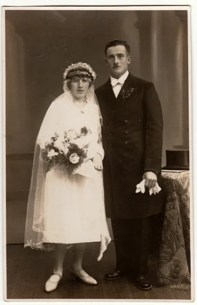 Vintage photo shows newlyweds. Retro black & white wedding photography. — Stock Photo, Image