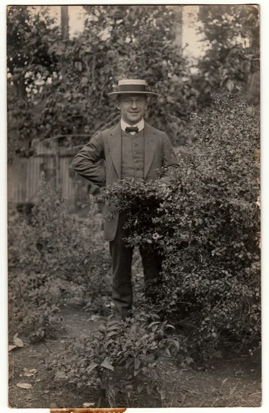 Vintage photo shows man wears straw boater hat. Retro black & white photography. — Stock Photo, Image