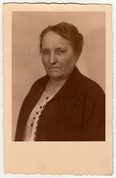 Foto vintage mostra uma mulher idosa com cabelo curto. Retro preto & fotografia estúdio branco com efeito sépia . — Fotografia de Stock