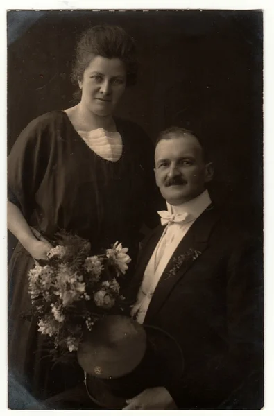 Vintage φωτογραφία δείχνει ένα ηλικιωμένο ζευγάρι. Ρετρό μαύρο & λευκό στούντιο φωτογραφίας. — Φωτογραφία Αρχείου