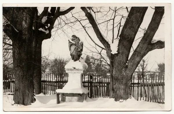 Foto vintage muestra estatua religiosa en invierno. Fotografía en blanco y negro retro . —  Fotos de Stock