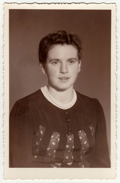 Photo vintage montre femme aux cheveux courts. Photographie studio rétro noir & blanc avec effet sépia . — Photo