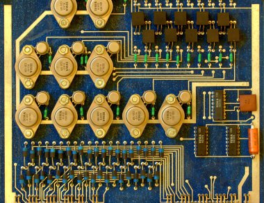 Elektronik bileşenleri ile eski baskılı devre kartı. Portre. 