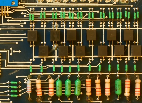 Antigua placa de circuito impreso con componentes electrónicos. Primer plano. . —  Fotos de Stock