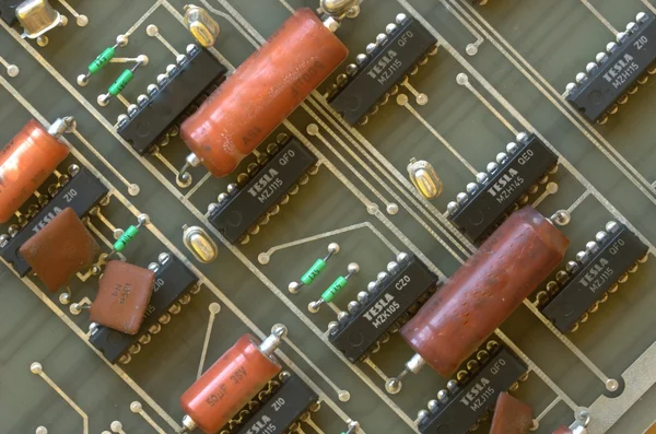 Ancien circuit imprimé avec composants électroniques. Gros plan . — Photo