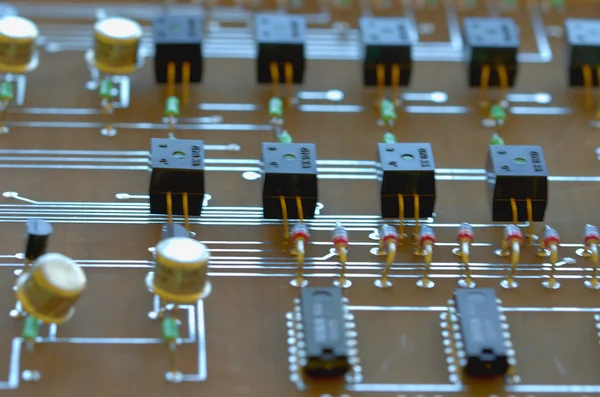 Condensadores, conjunto de relés en la placa de circuito. Imagen macro. DOF poco profundo . —  Fotos de Stock