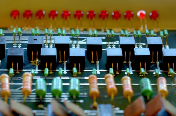 Condenseurs, relais assemblés sur la carte de circuits imprimés. Image macro. DOF peu profond . — Photo