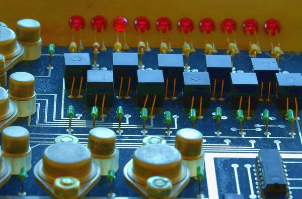 Condensatori, relè assemblati sul circuito stampato. Immagine macro. DOF poco profondo . — Foto Stock
