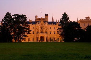 Lednice Chateau günbatımı sırasında.